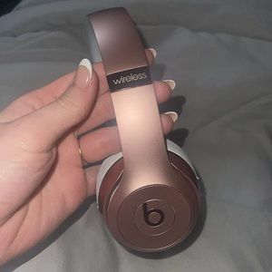 Beats Solo 3 in rose gold